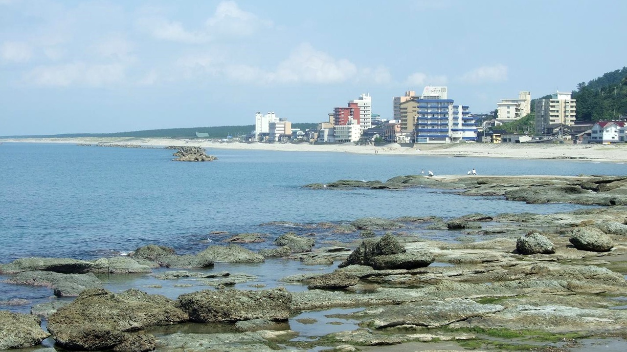 *浜辺から眺める湯野浜温泉。日本海に面して旅館が並ぶ、風光明媚な場所。
