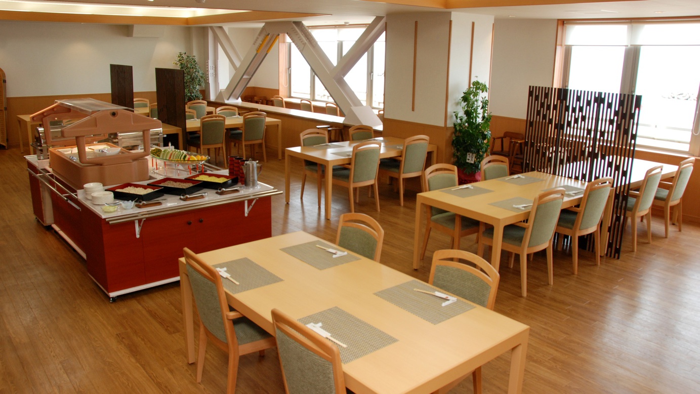 *【お食事処一例】窓の外には日本海が広がる明るい食堂でお食事をお楽しみ下さい。