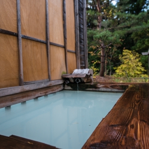  【貸切風呂竜山】プライベートに温泉を愉しめる２名利用程度の露天風呂。少しだけ四季を感じられます
