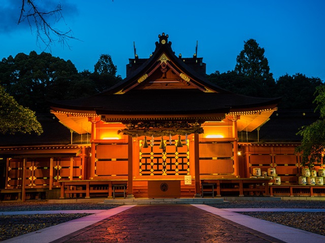 【浅間大社拝殿】徳川家康の建立寄進によるもので、重要文化財に指定されています。