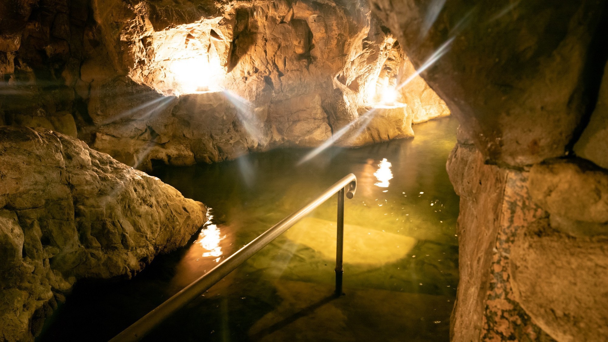 1Ｆ大浴場（地下）「豊雅殿」洞窟風呂／洞窟の中でゆっくりするのもよし、探検するのもよし！