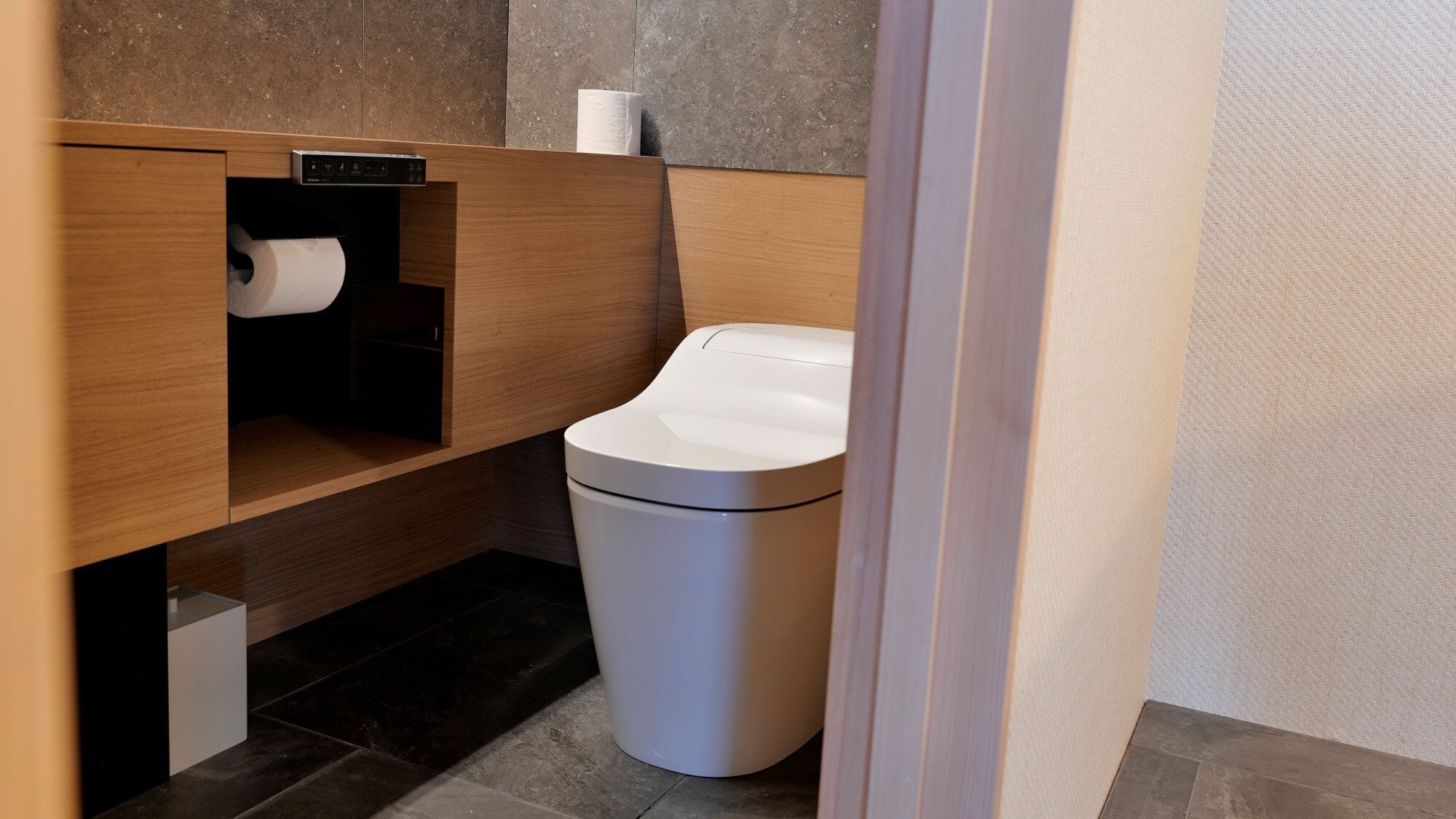 【ウイングス館／湖側】レイクガーデンビュースイート〜サウナ付き／トイレ※イメージ