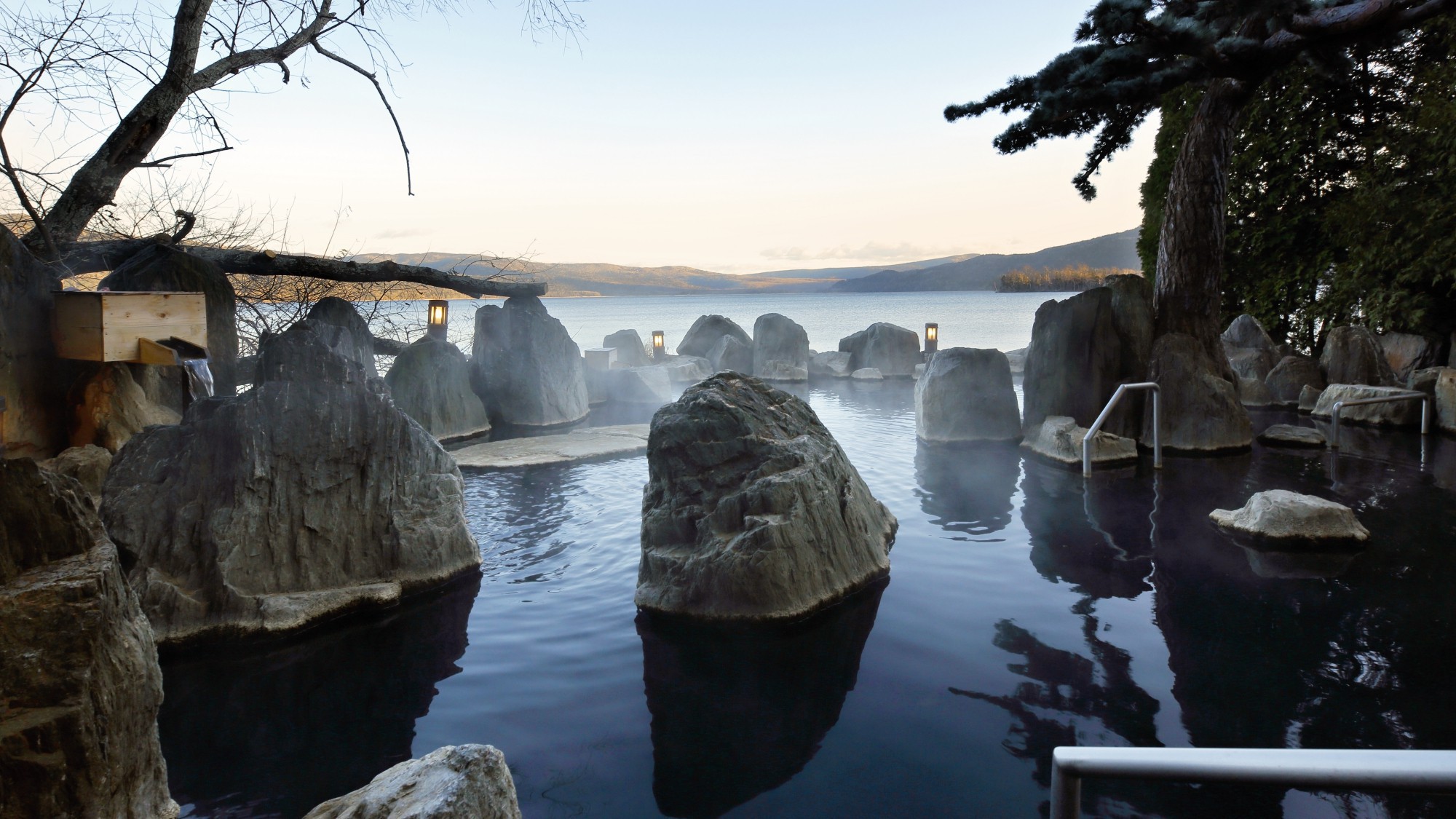 1Ｆ庭園露天風呂「鹿泉の湯」／湖との境目は岩一枚。まるで阿寒湖の中に入っているかのようです。