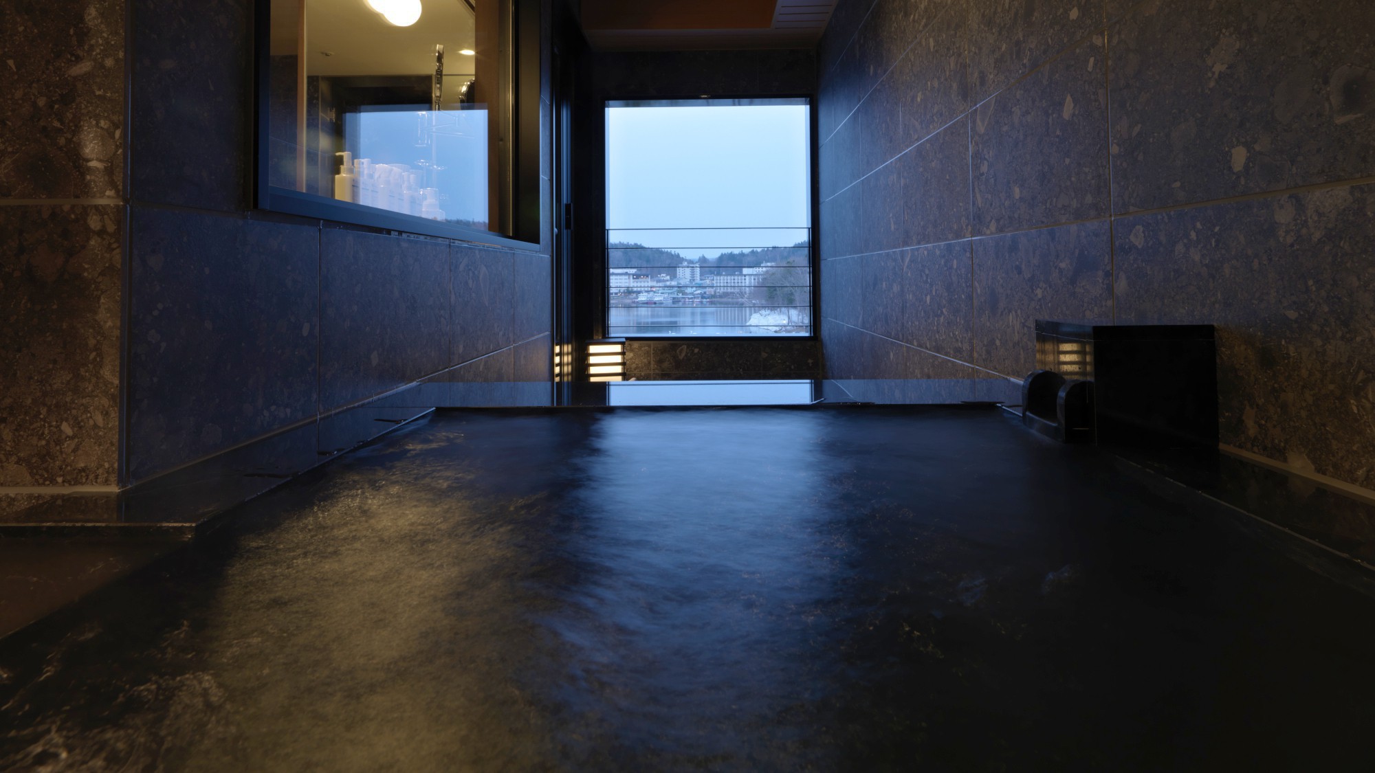 【別館】展望風呂付和洋特別室一例／温泉展望風呂では、阿寒の四季を肌で感じる湯浴みを。