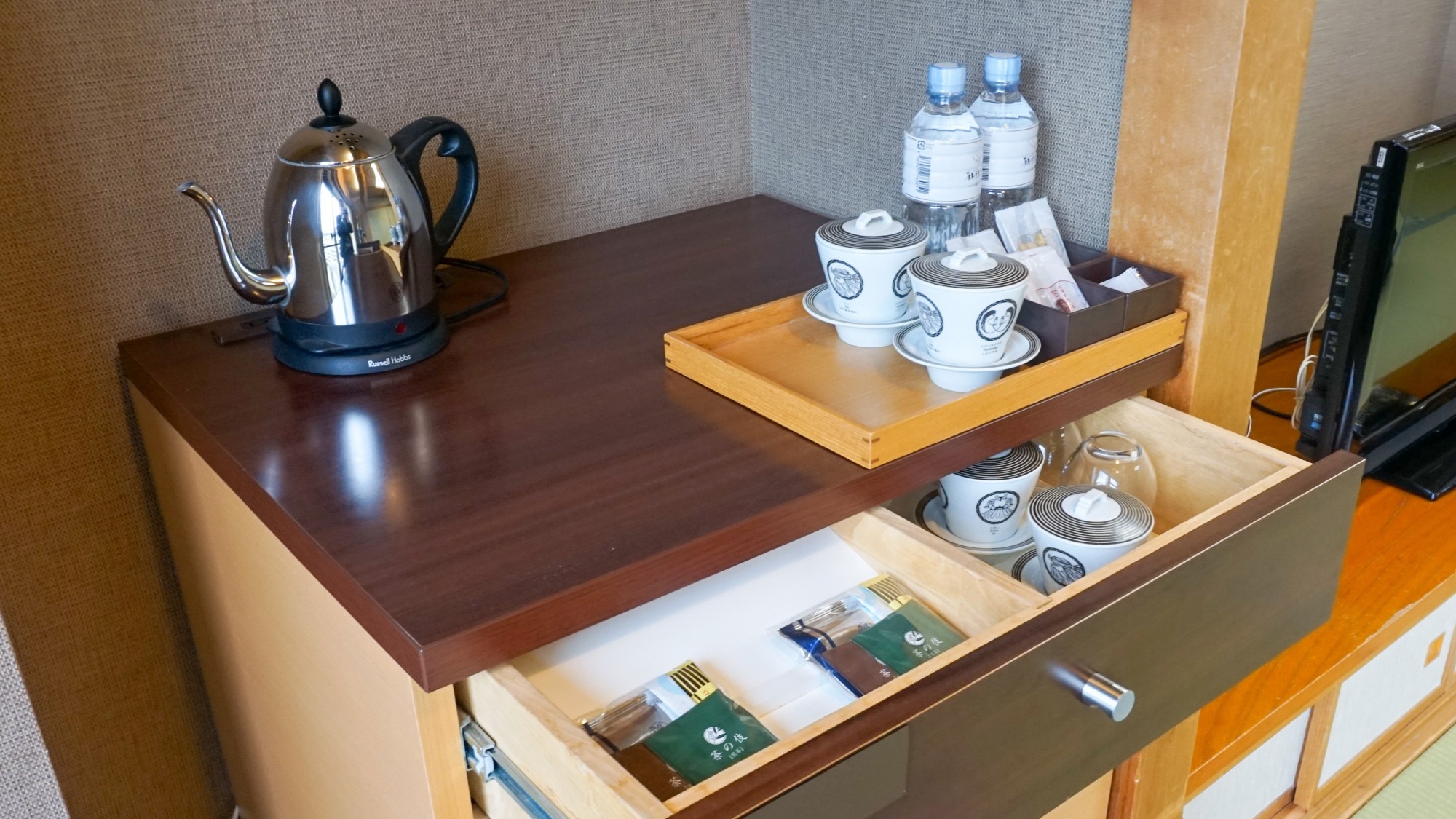 【ウイングス館／湖側】和室ツイン／ポットやグラスも完備しております（イメージ）