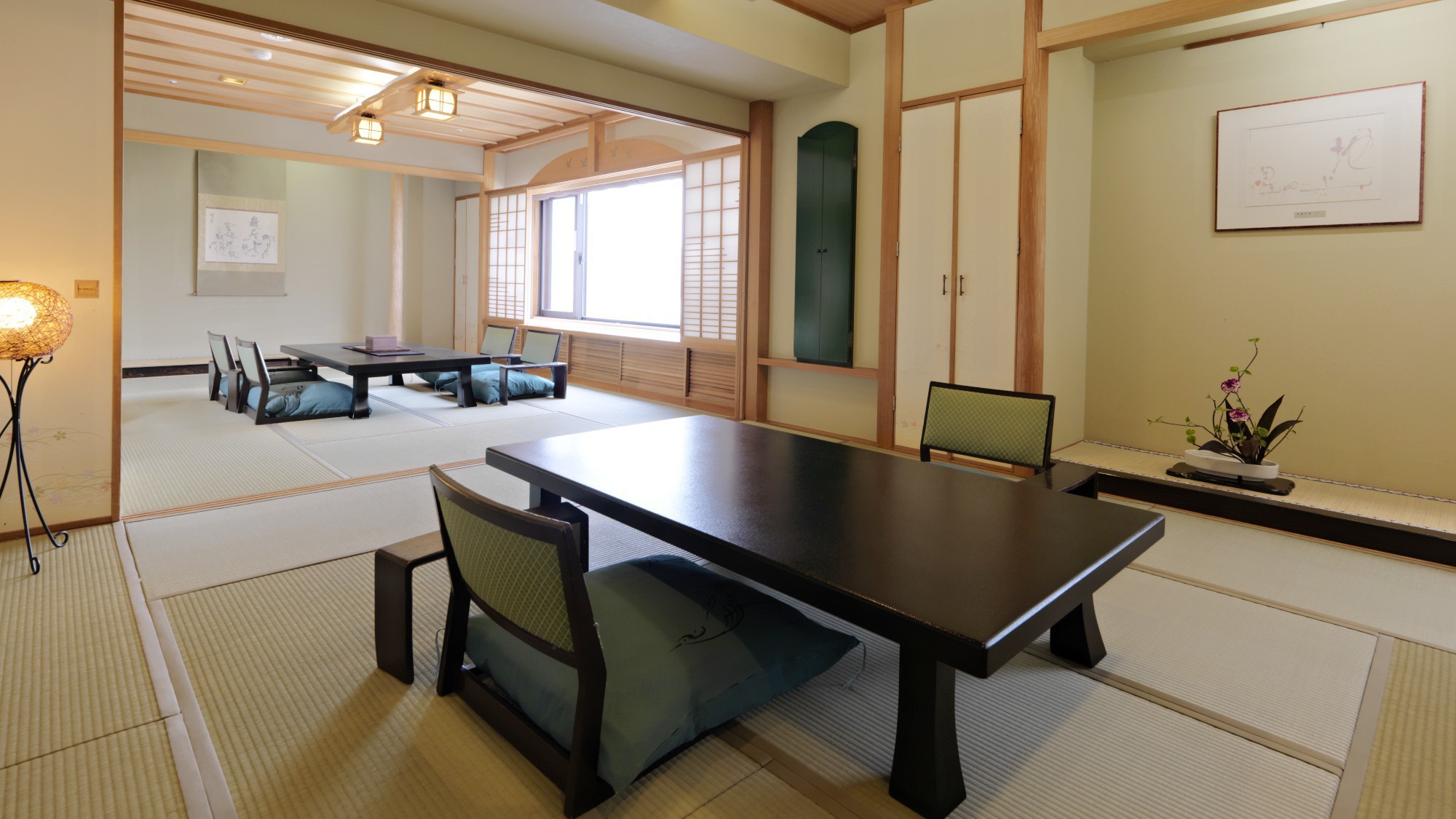 【別館】湖側グループ特別室一例／和室2間＋ツインベッドルームの客室。ゆったりしたお部屋です。