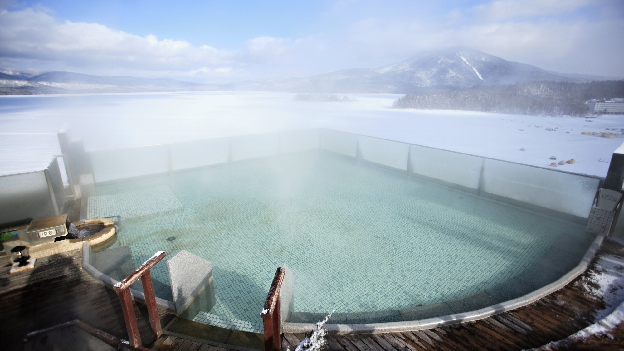 空中露天風呂「天女の湯」（冬）／結氷した阿寒湖が美しく輝いてとっても綺麗！