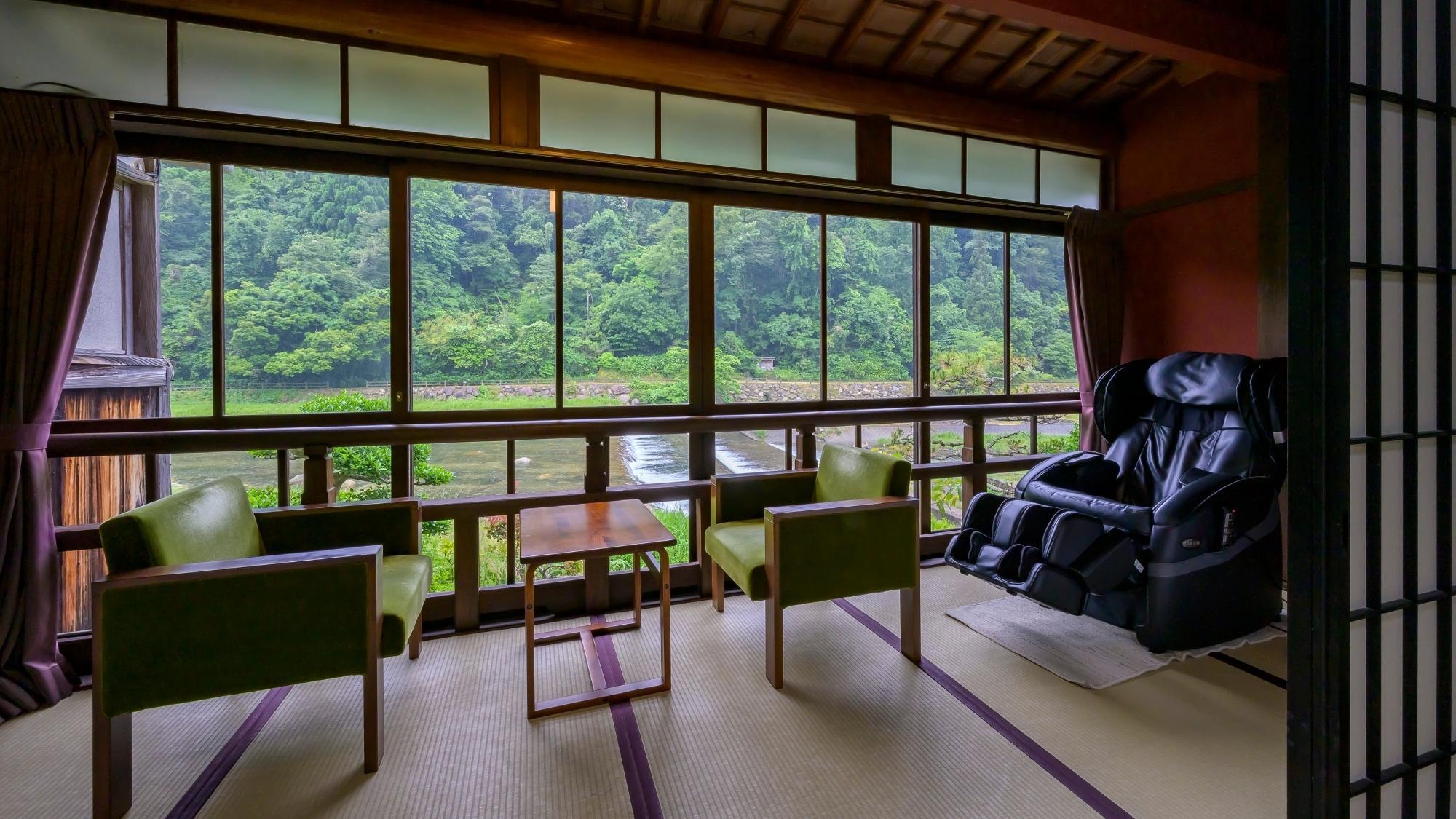 緑豊かな山々や三徳川を眺めながら、マッサージチェアに体ほぐれる至福の時間【楓の間】