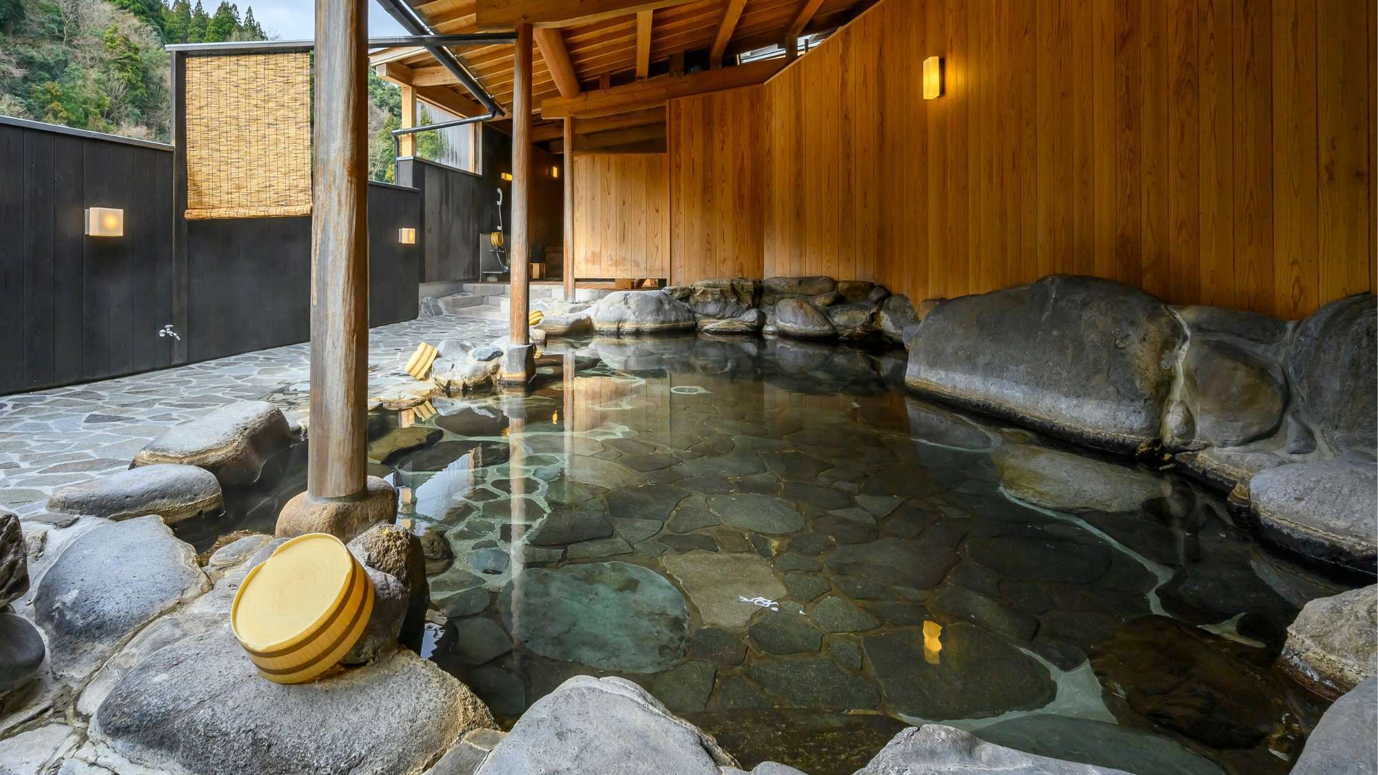 爽やかな空気、三徳川のせせらぎの音とともに上質な温泉を楽しむ「せせらぎの湯」