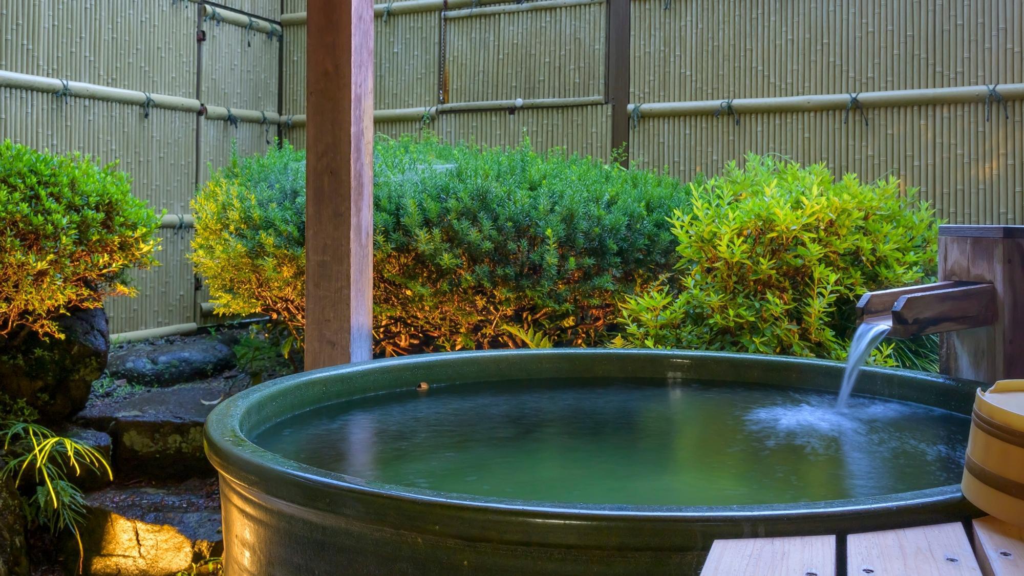 客室専用露天風呂には、60度の源泉をそのまま引いており、上質な温泉を存分に楽しめます【海棠の間】