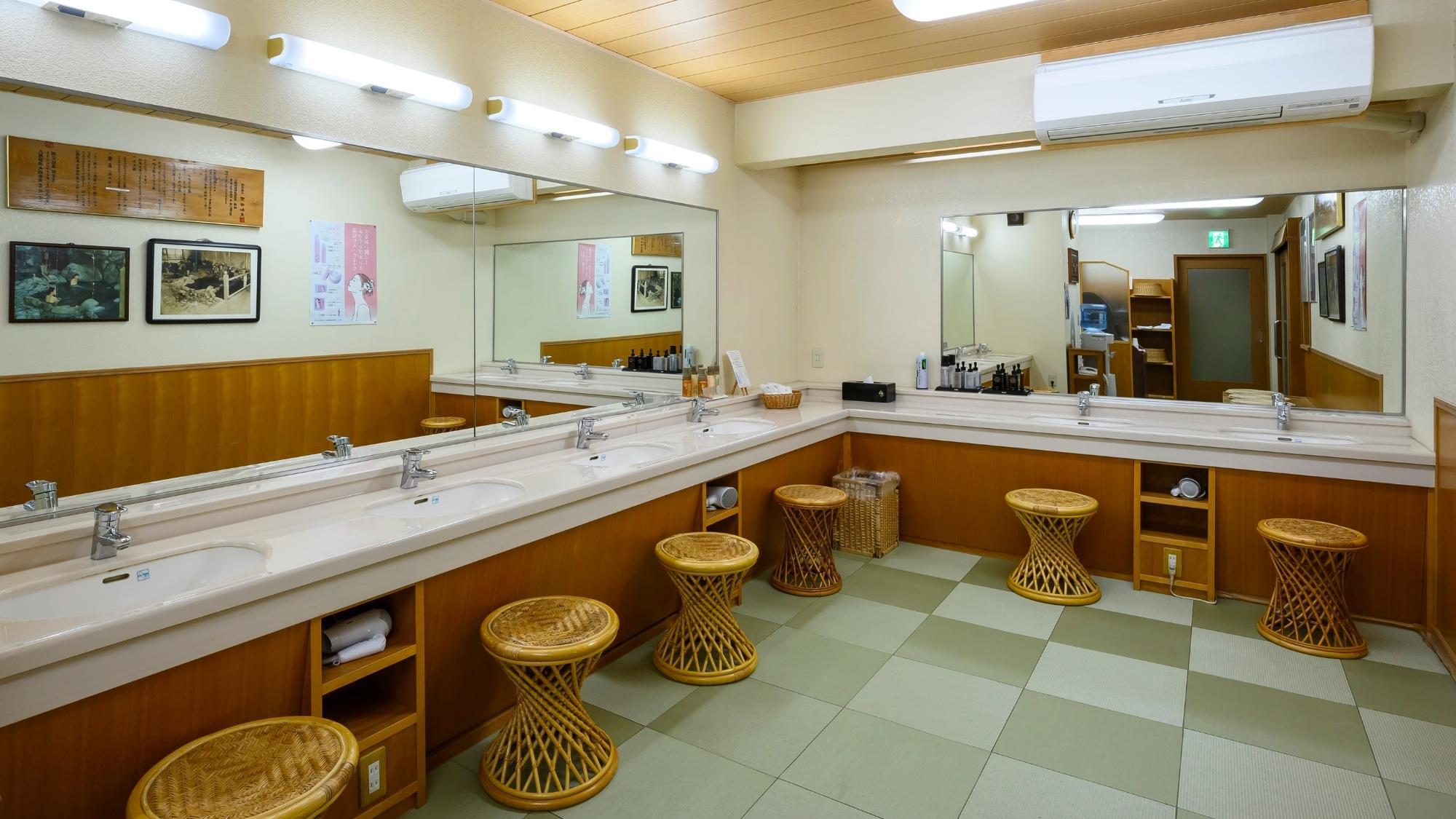 快適にお過ごしいただける広々とした湯上り化粧室。