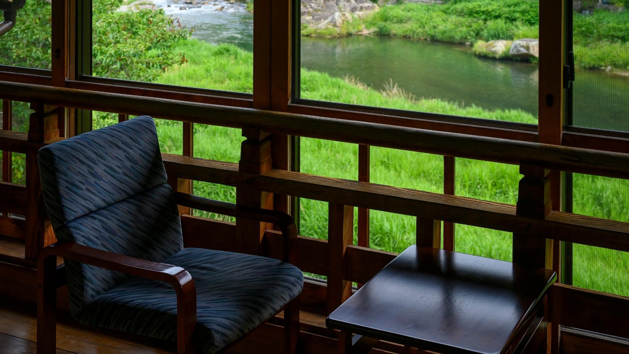 当館最上級の特別室。広縁から、三徳川と山々のパノラマビューをご覧いただけます【梧桐の間】