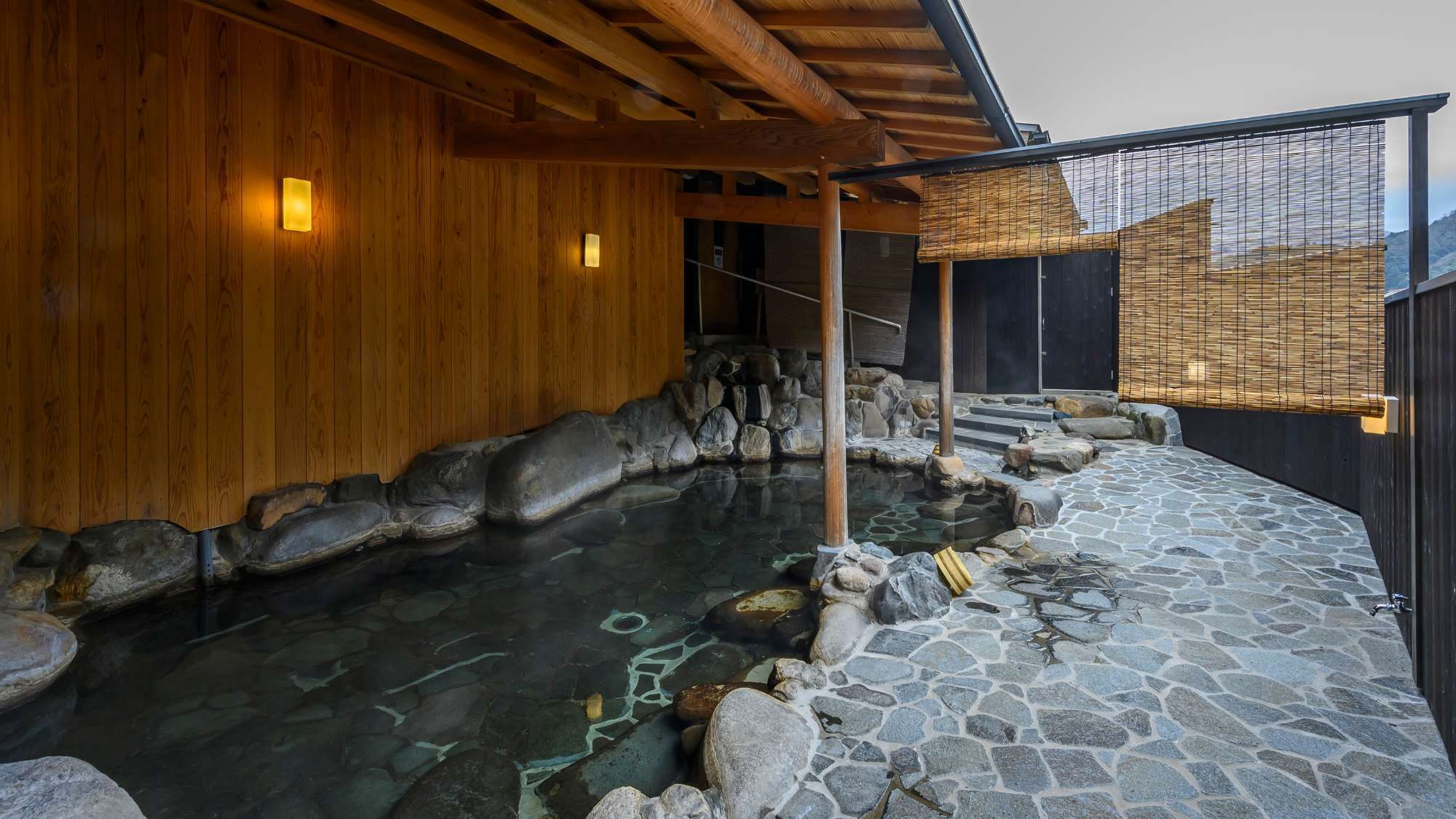 三徳川のせせらぎを聞きながらゆったりと湯浴みをお楽しみください。