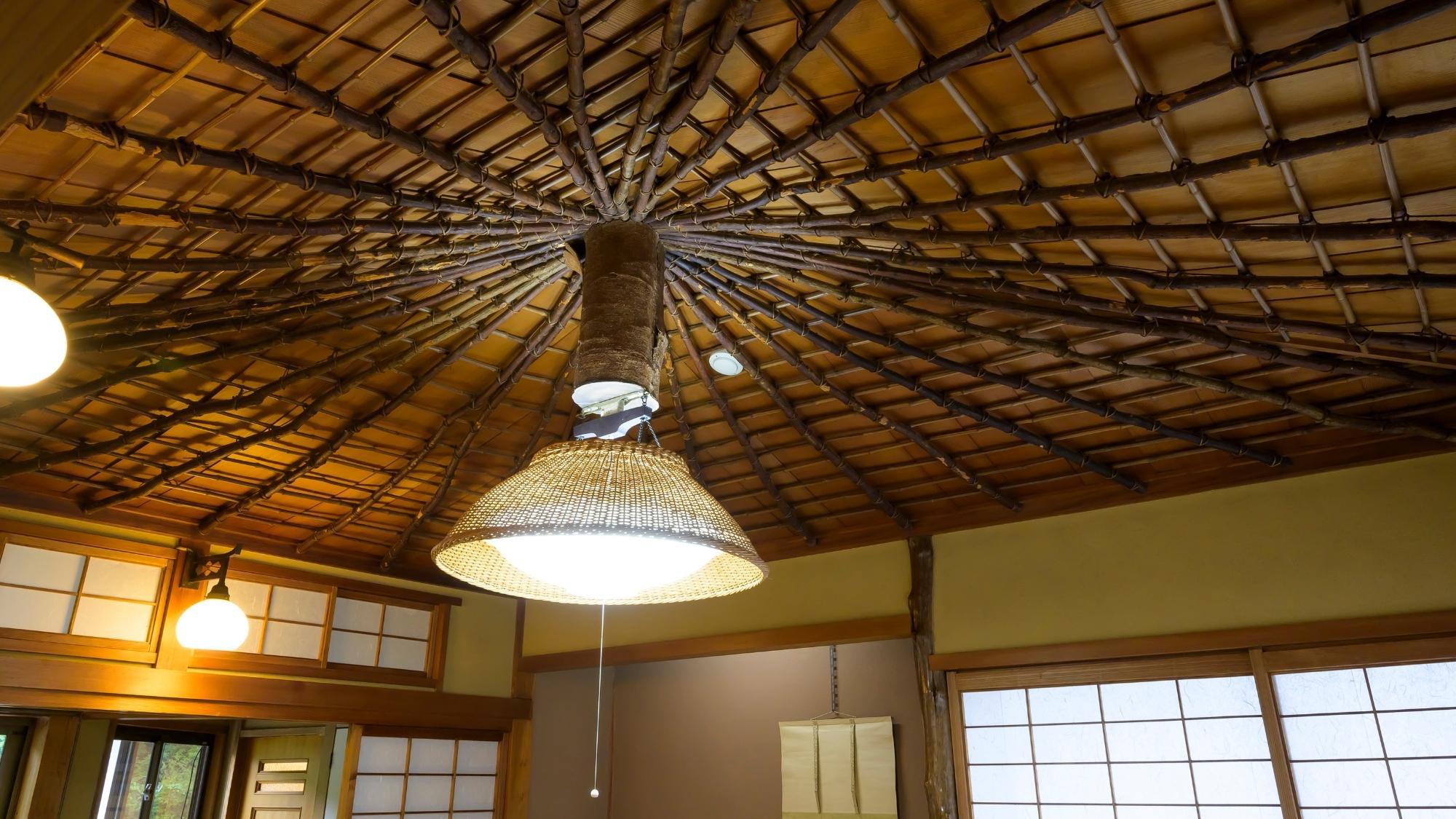 傘天井は今では手に入らない数と太さの南天の木をふんだんに使用した、温泉内風呂付準特別室【南天の間】