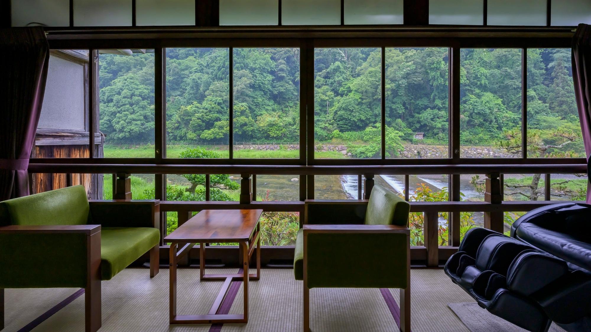 客室から三徳川を眺める癒しのひとときをお過ごしください。【楓の間】