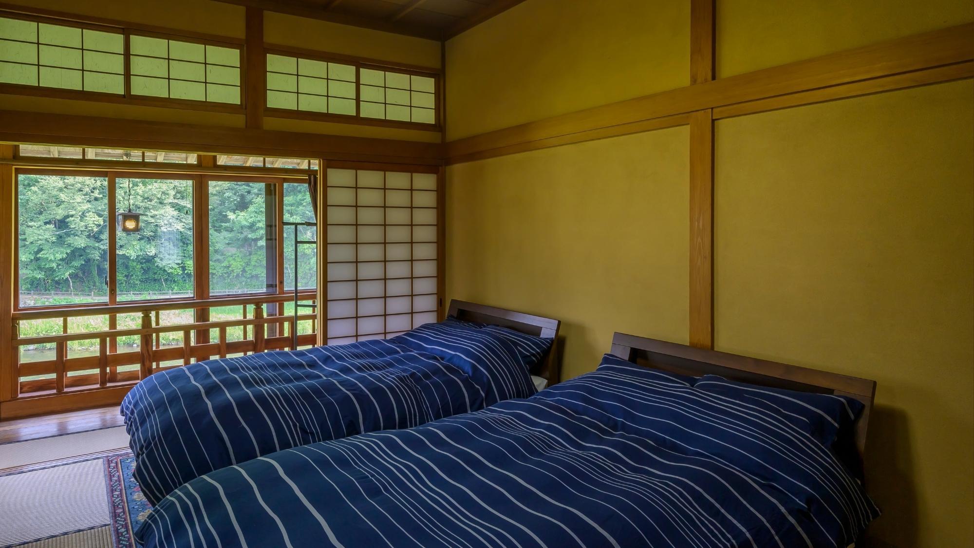 日本建築の宿ながら寝心地にこだわったベッド付客室も人気です【梧桐の間】
