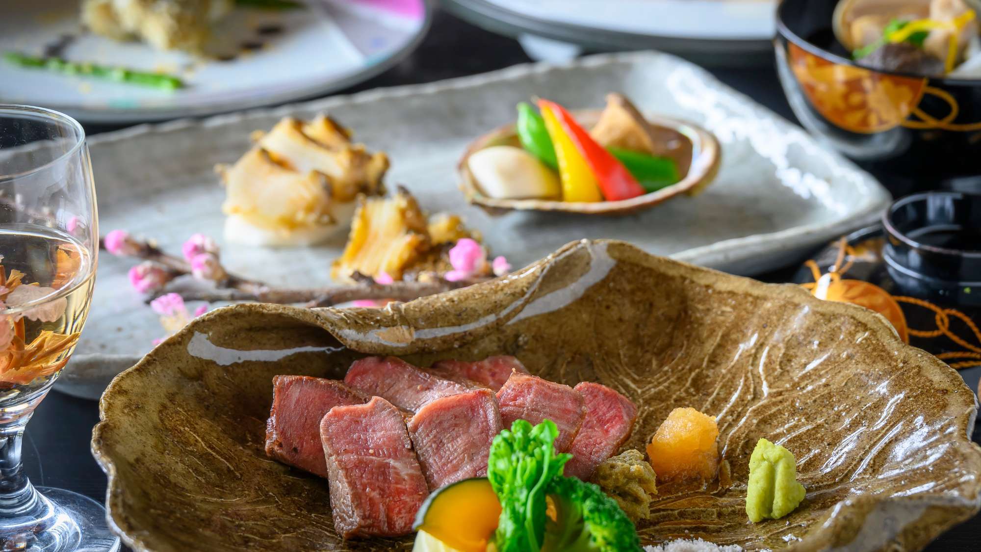【和の極み会席】鳥取県最上級ブランド和牛「オレイン55」の炙り焼きと豪華なお料理の数々