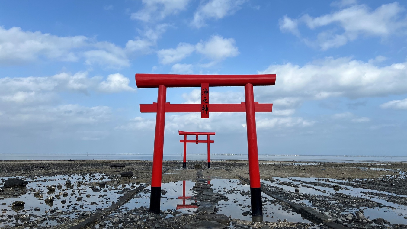 大魚神社の『海中鳥居』。引き潮時には鳥居の下を歩けます！