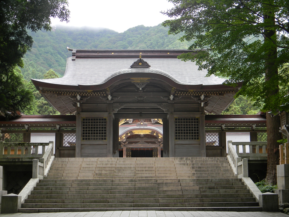 *周辺観光（彌彦神社）／当館からお車20分ほどです。自然を感じられる荘厳な社が魅力です。