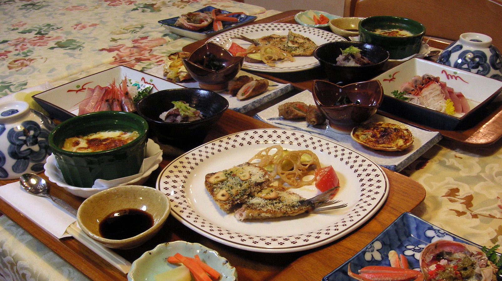 夕食は 四季折々の地物食材を使った 魚介類主体の和洋折衷メニュー（写真は１例です）