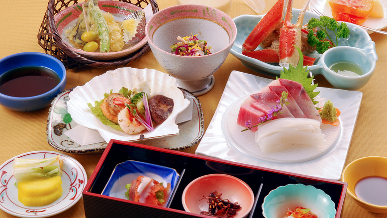 #新潟の海の幸と地元の食材を使った和会席は季節によりお食事内容が変わります。