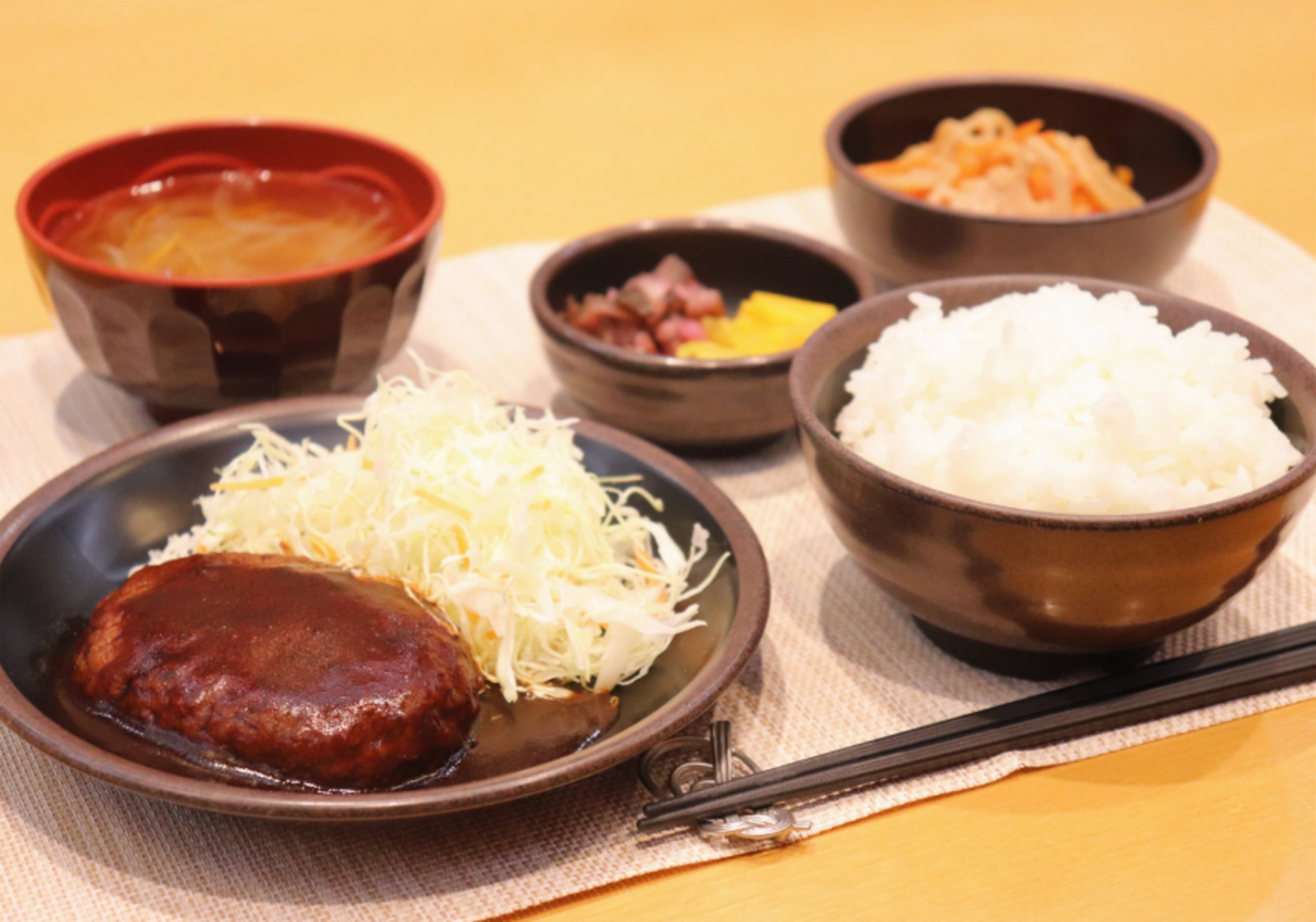 日替わりお手軽無料夕食サービス：ハンバーグ