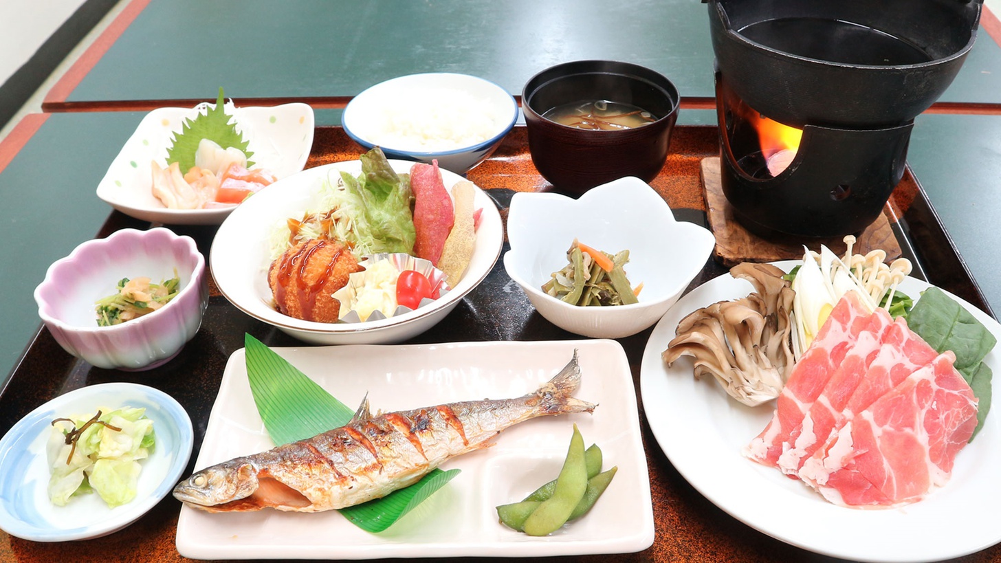 *夕食一例/姫マスの焼き魚や、ポーク肉のしゃぶしゃぶに舌鼓。