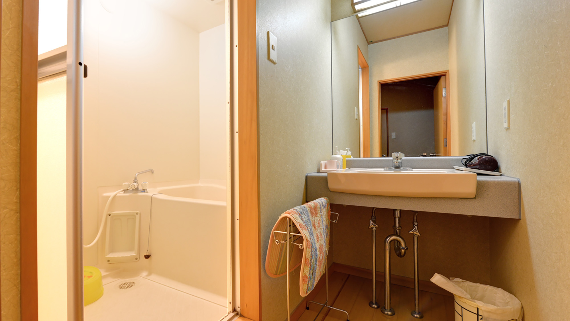 *和室10畳（客室一例）/簡素ではございますが、洗面処、バスルームを完備いたしております。