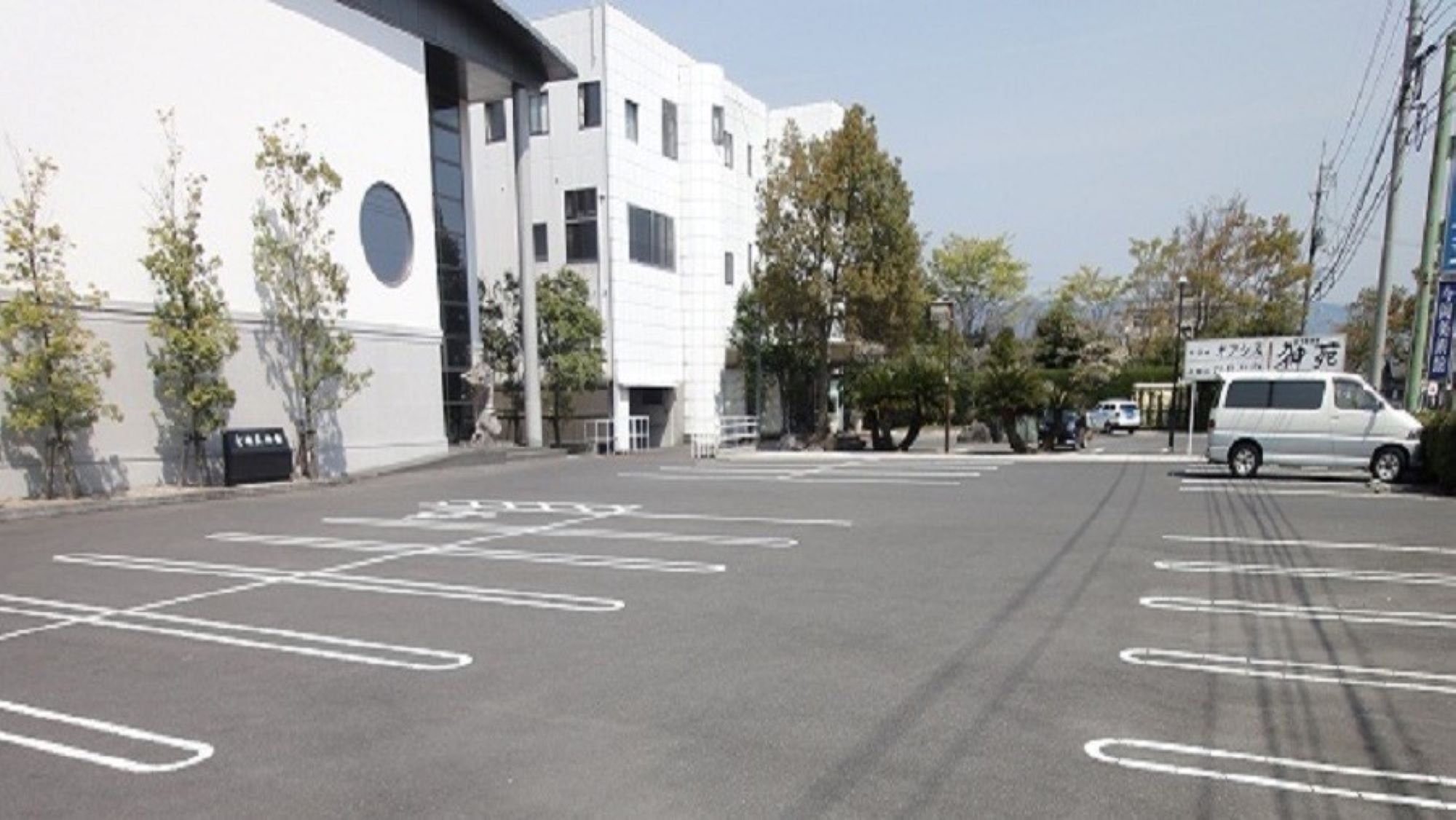 無料駐車場（大型車も駐車可。バイクでお越しのお客様には他に駐車スペースがございます）