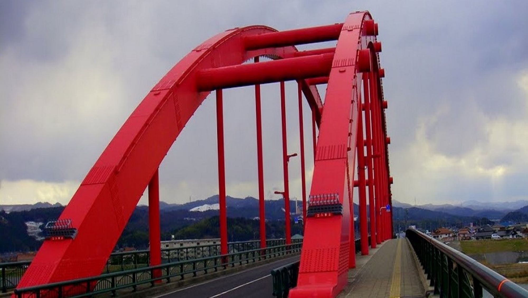 古志大橋赤い橋として、地元では有名な橋。この橋を目印にリッチガーデンを目指せば着きます！！