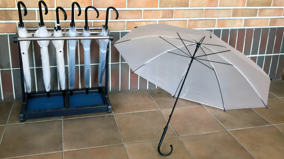レンタル傘はフロントにご用意しております