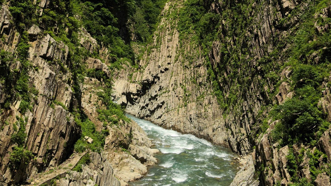 *周辺施設／当館から車で約30分！清津峡の柱状節理。