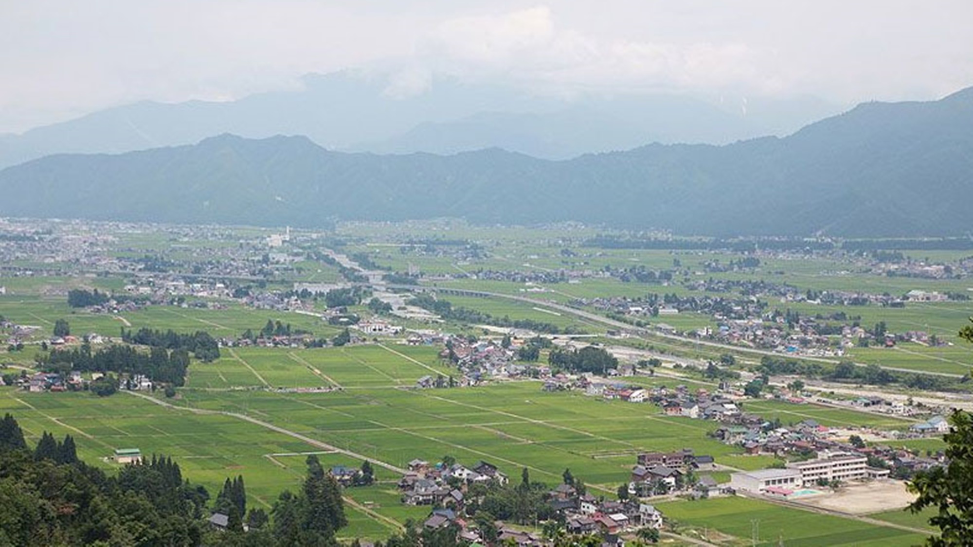 *お風呂／お風呂から眺める昼間の湯沢方面。