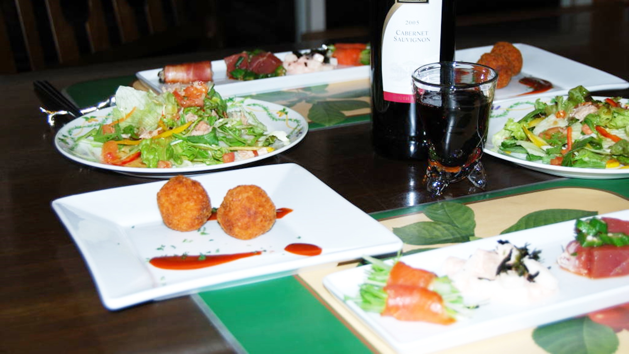 *【夕食（一例）】見た目も華やか！彩り豊かなメニューをお楽しみください。