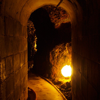 洞窟風呂に続くトンネル２