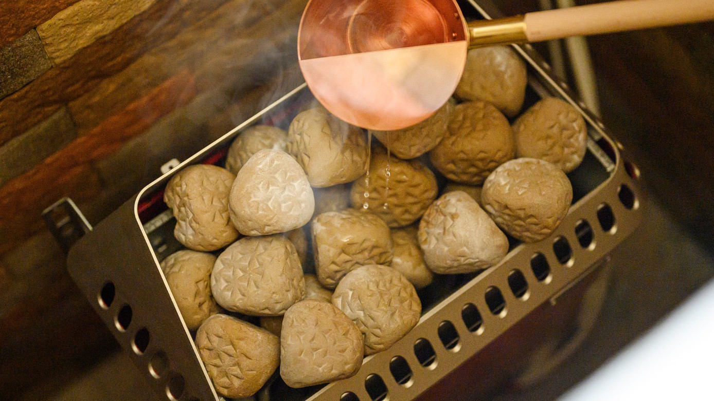 【源泉露天風呂&サウナ付き洋室ツイン】サウナのロウリュイメージ