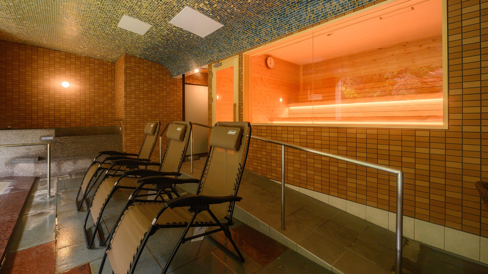 【大浴場「河鹿」】外気浴チェア（2025年11月OPEN）