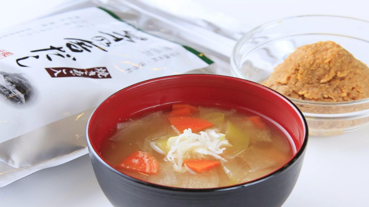 お味噌汁は「茅乃舎だし」を使用、具を沢山いれてご用意