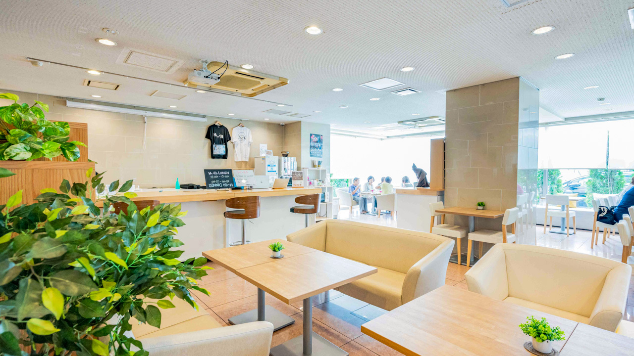 1Fのハブズ・カフェではご宿泊のお客様限定はアルコール1杯目無料・コーヒーベンダー無料