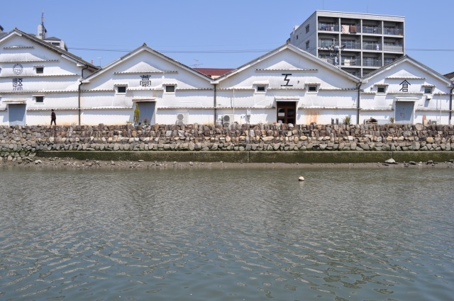 ホテルの近く、江の口川沿いの倉庫群、中はギャラリー