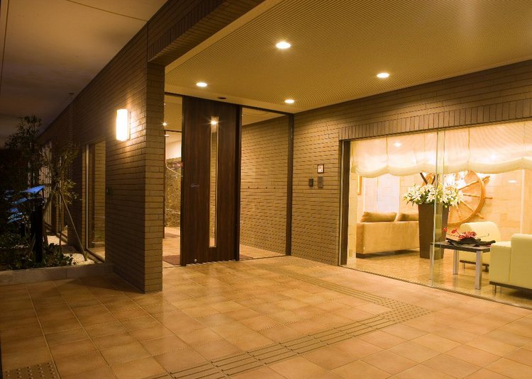 夜のエントランス