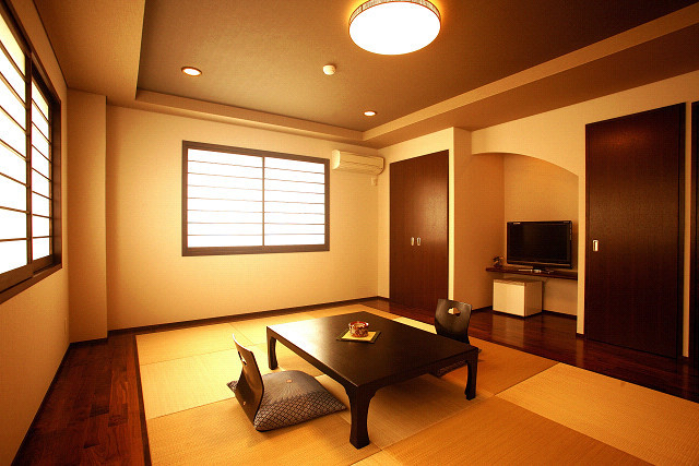 Ryokan Amimoto Stop at Ryokan Amimoto to discover the wonders of Iki. The property features a wide range of facilities to make your stay a pleasant experience. To be found at the property are free Wi-Fi in all rooms