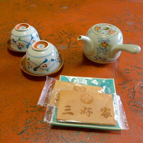 【お茶&お菓子】各お部屋についています。