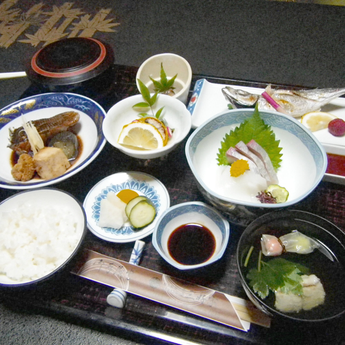 【夕食】洋室はお食事処にて、和室はお部屋食またはお食事処から