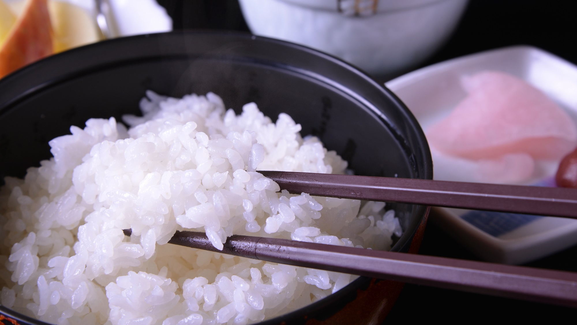*品質の良いお米でふっくら炊き上げた白米を召し上がれ。