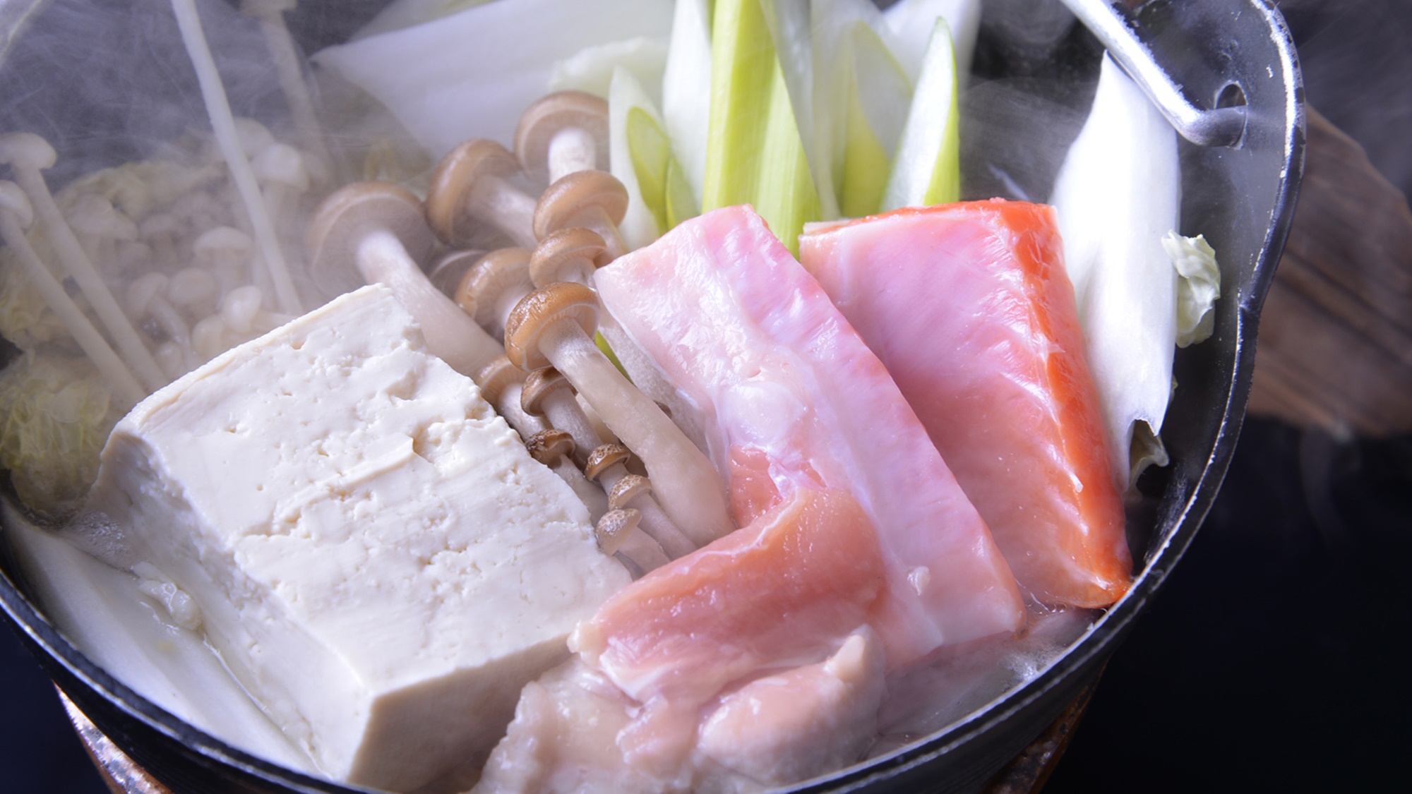 *お夕食一例（お鍋）/地元の採れ立て野菜やきのこ、鶏肉や鮭、全ての旨味が凝縮されたお鍋。