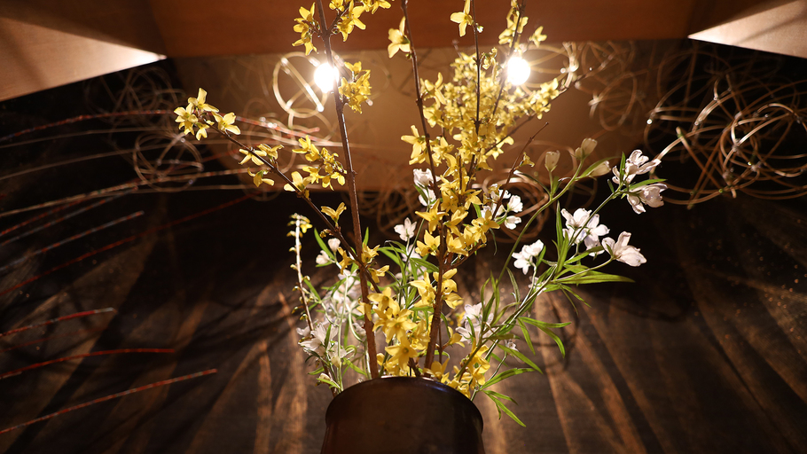 本館1階【竹姫】竹のアートと季節のお花がお出迎えします