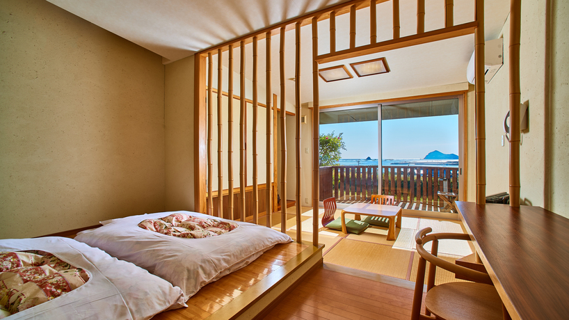 【海の見える高台別館の客室・つわぶき】竹を基調としたお部屋。一番の眺望。