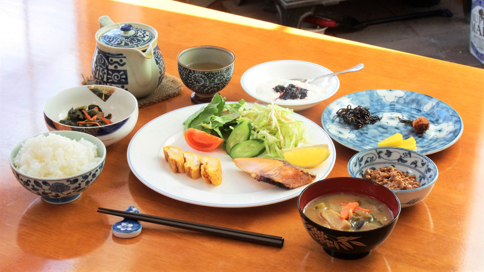 【朝食】和食一例飯綱産コシヒカリと具だくさん味噌汁、焼魚などほっとするお料理。