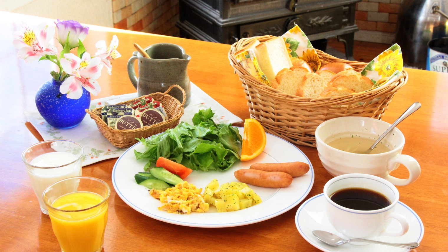 【朝食】和洋選べる朝食。こちらは洋食の一例です。新鮮野菜をたっぷり使った体に優しい手づくり料理。